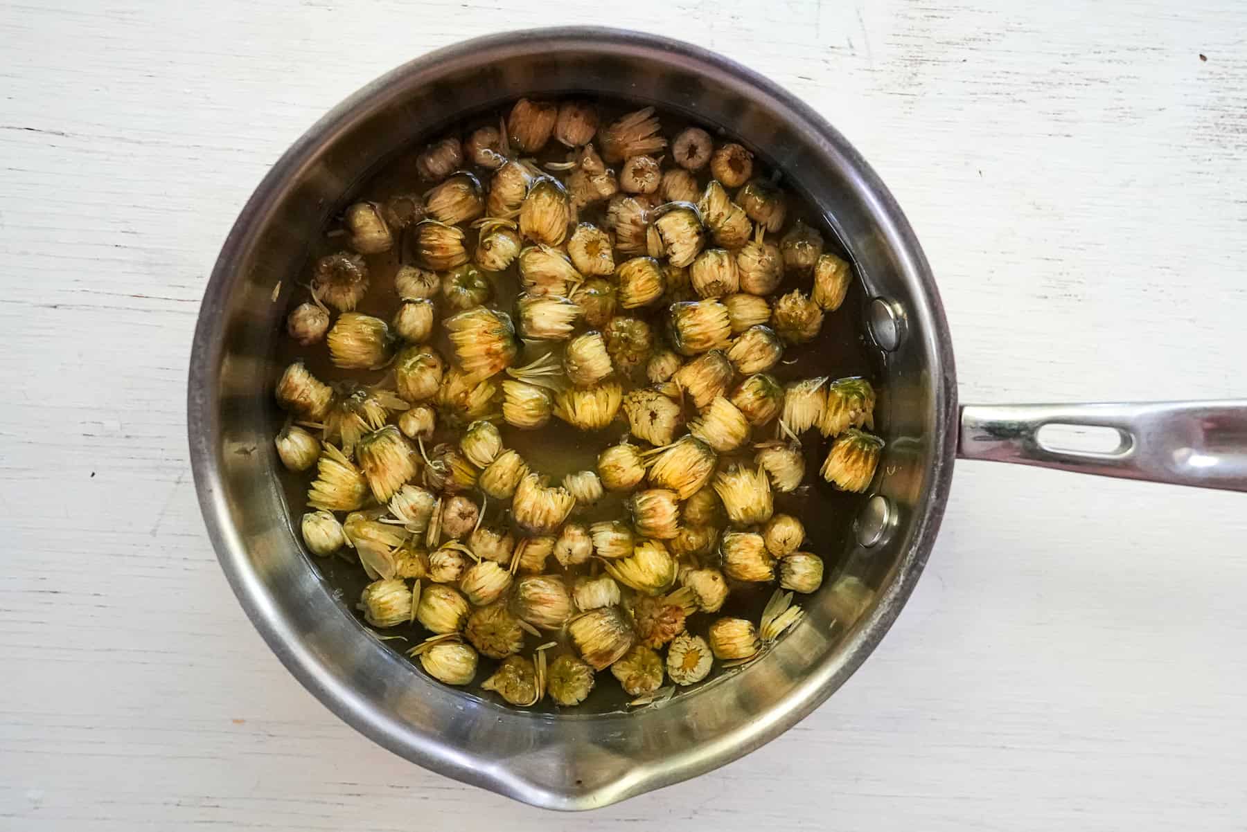 Steep the chrysanthemum flowers in hot water