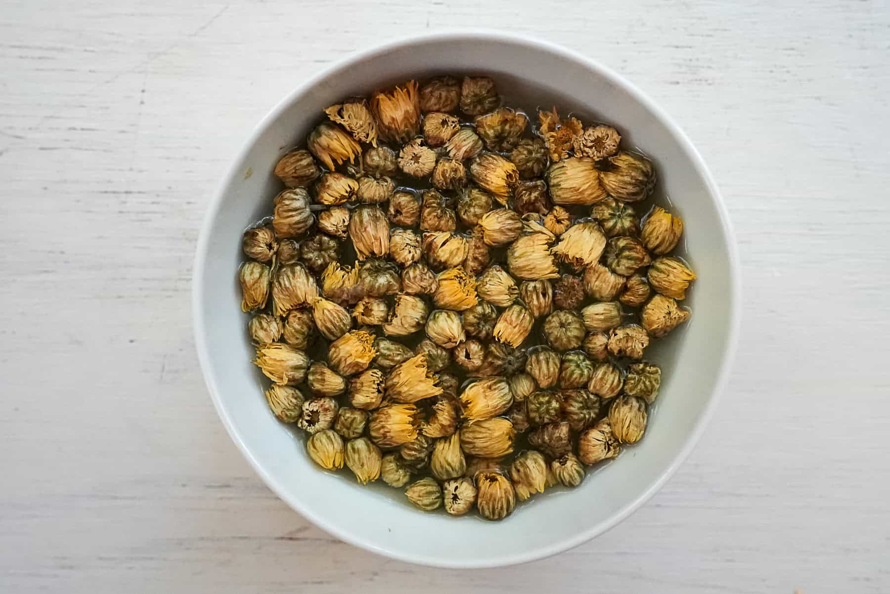 Rinse the Chrysanthemum flowers