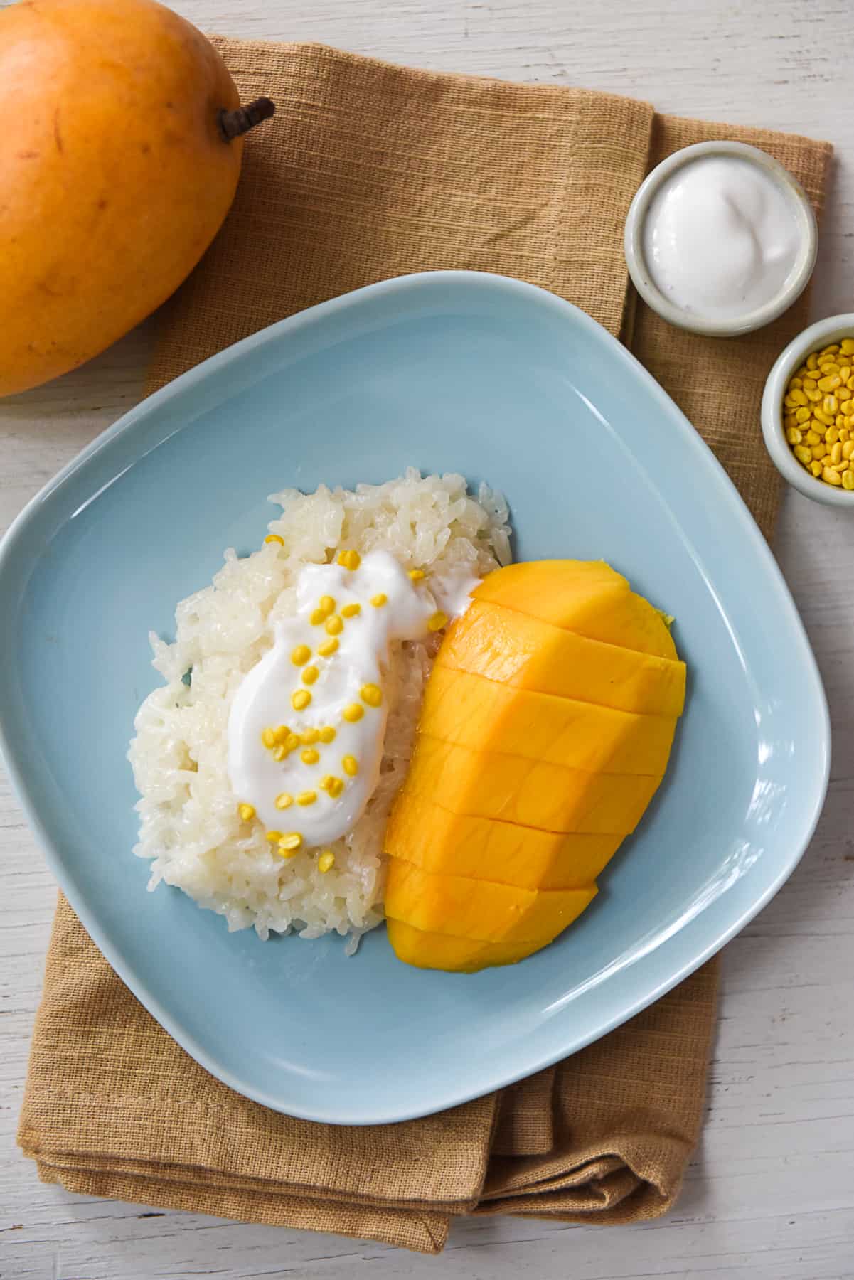 https://rachelcooksthai.com/wp-content/uploads/2012/08/Mango-Sticky-Rice-03.jpg