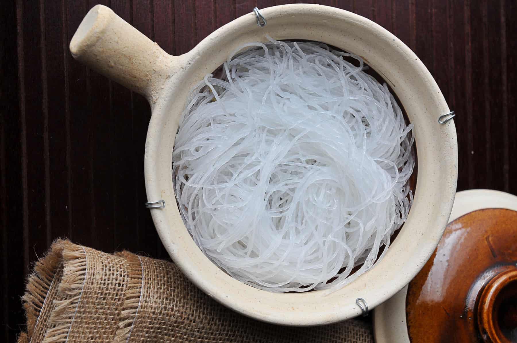 add woonsen noodles to clay pot