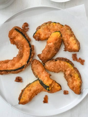 Top Down view of 6 slices of Thai fried pumpkin