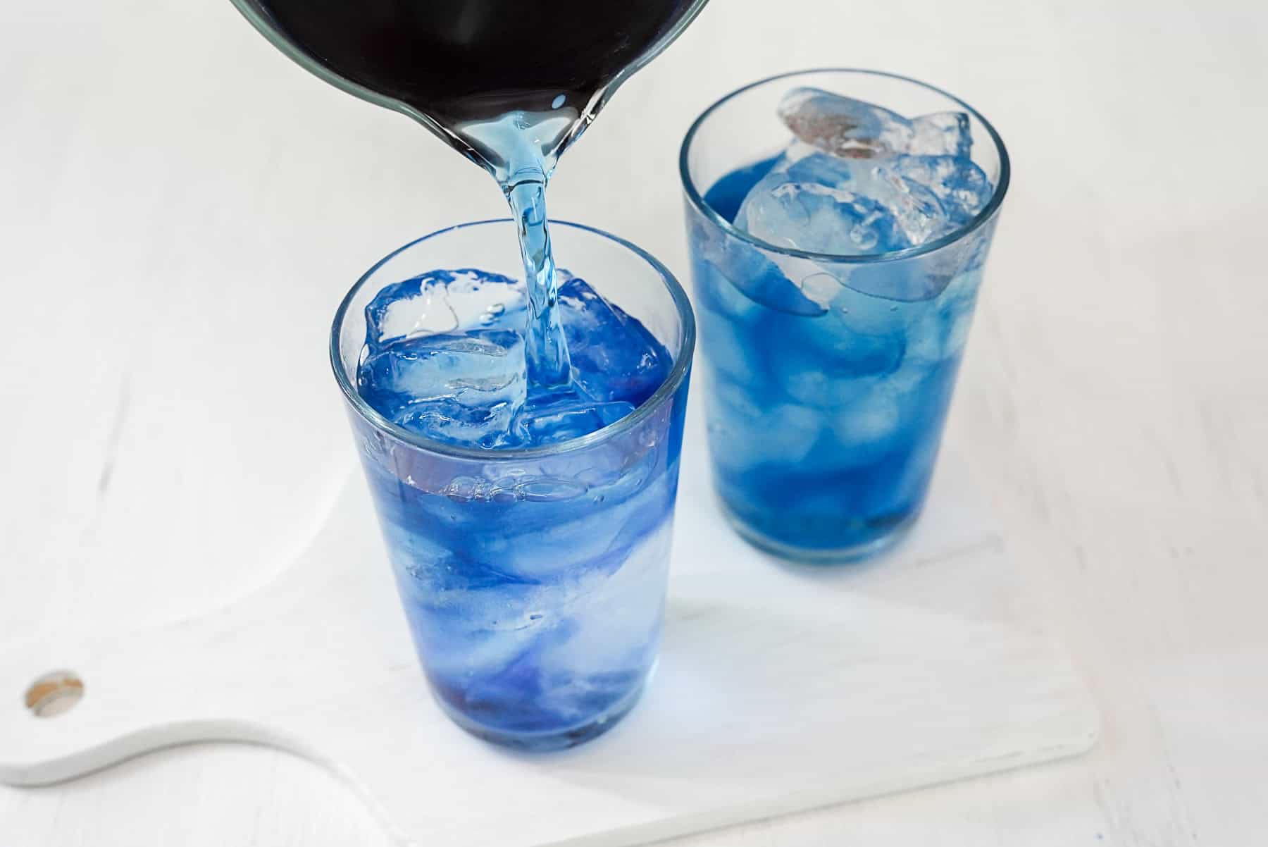 Pour butterfly pea tea into glass