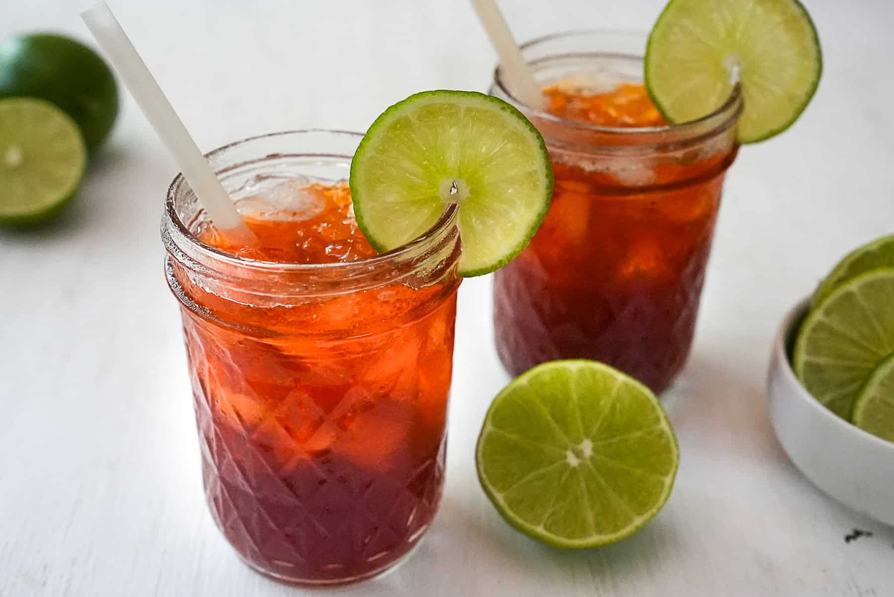 Serve the Thai lime tea with slices of lime